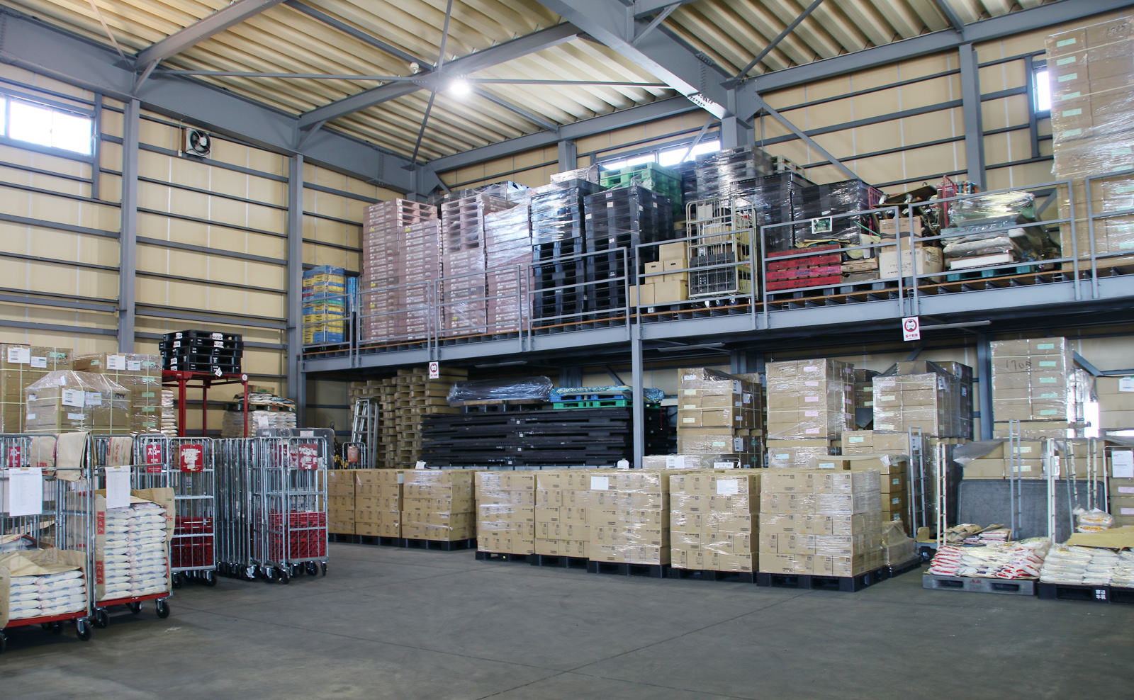 倉庫には各地から様々な荷物が届きます。